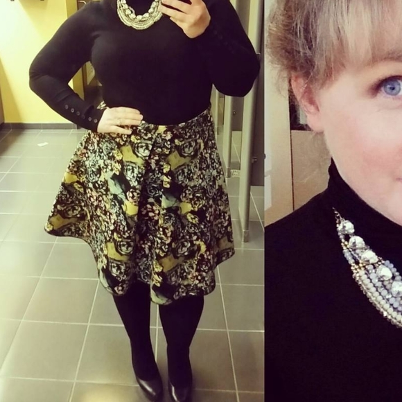 Scuba skirt pleated flare A-line Size large floral - Picture 2 of 7